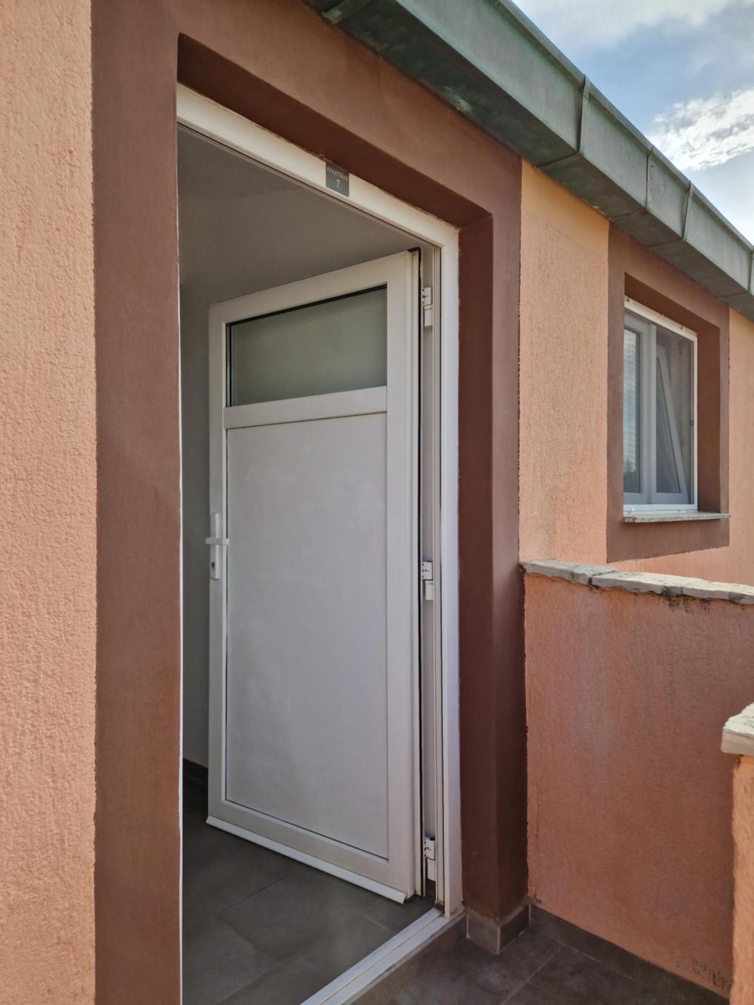 Aurelia Apartments, Вир Екстериор снимка